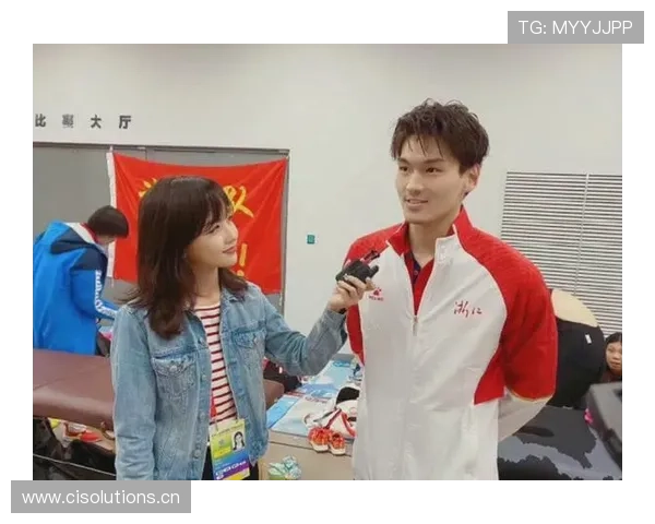 刷到徐嘉余机场照，随便一站就被围成热搜，生活差距笑哭