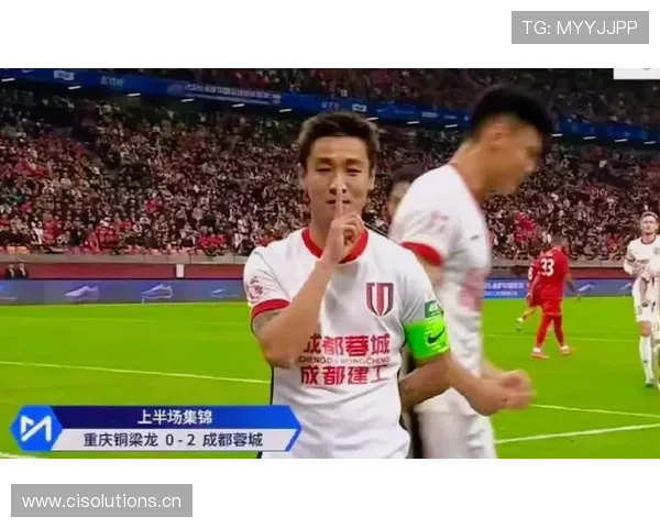 韦世豪开保时捷去训练，穿拖鞋叼着烟跟教练吵完转身就笑